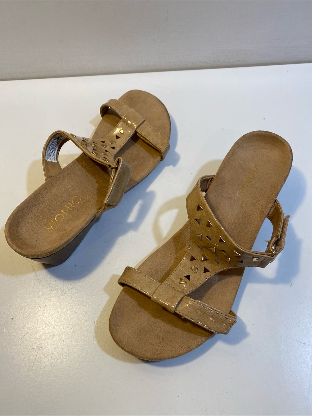 Vionic Brown/Tan Wedge Sandals with Geometric cutout Sz 9